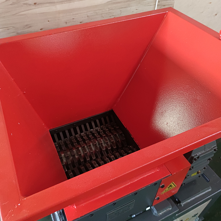 Small shredding machine